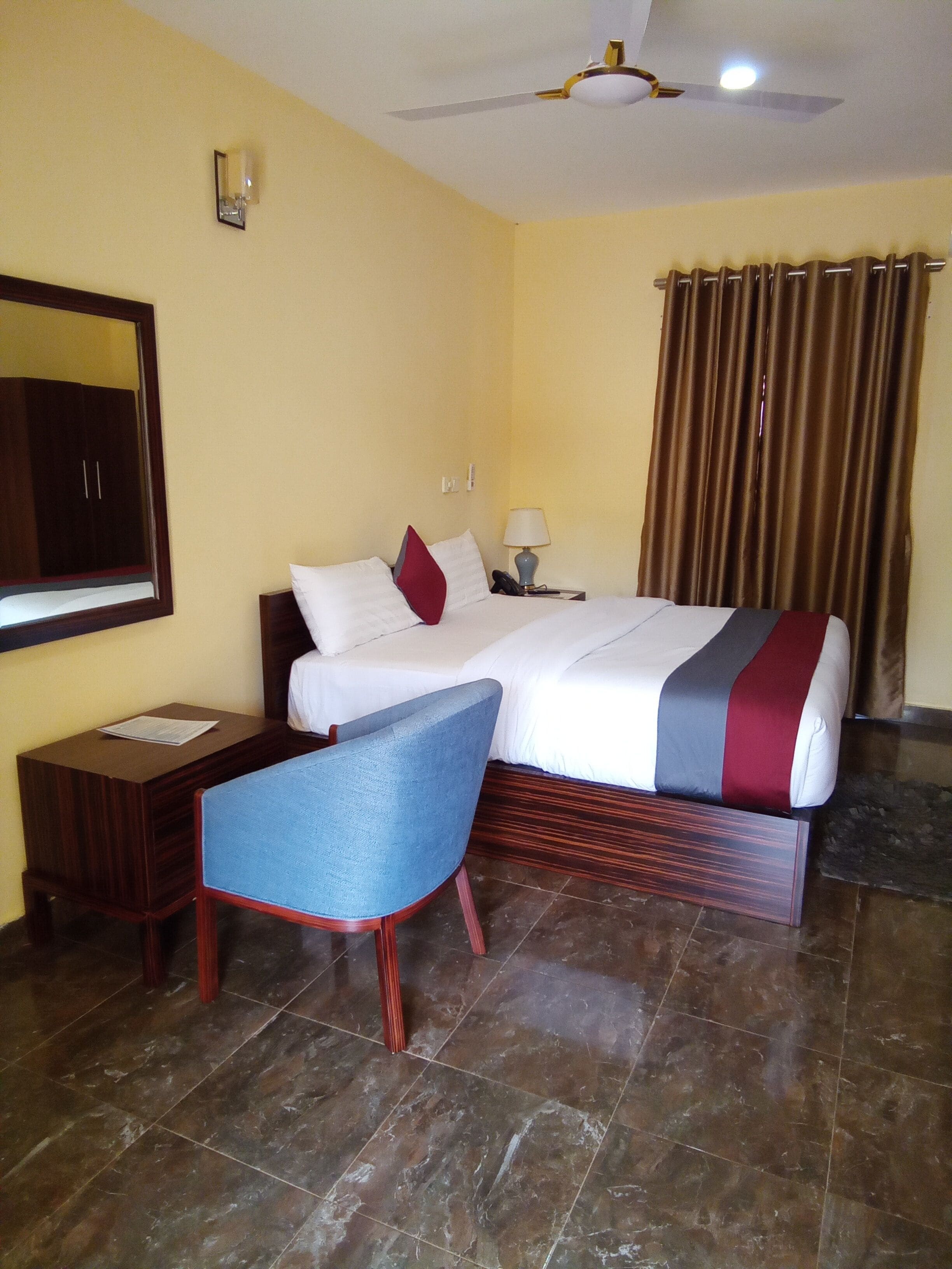 Coffres-forts dans les chambres, bureau