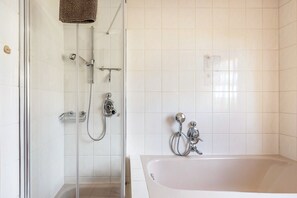 Dusche, Haartrockner, Handtücher