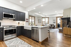 Kühlschrank, Mikrowelle, Ofen, Herdplatte