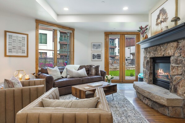 Smart-TV, Kamin, DVD-Player, Stereoanlage