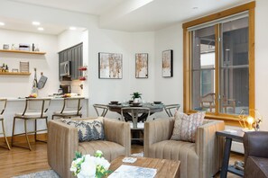 Dining - 2BR Villa Montane 118, w/ outdoor pool, hot tub, fitness center, theatre room (Avon)