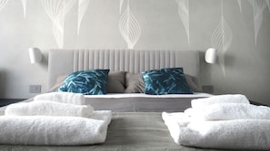 3 habitaciones, tabla de planchar con plancha, internet y ropa de cama
