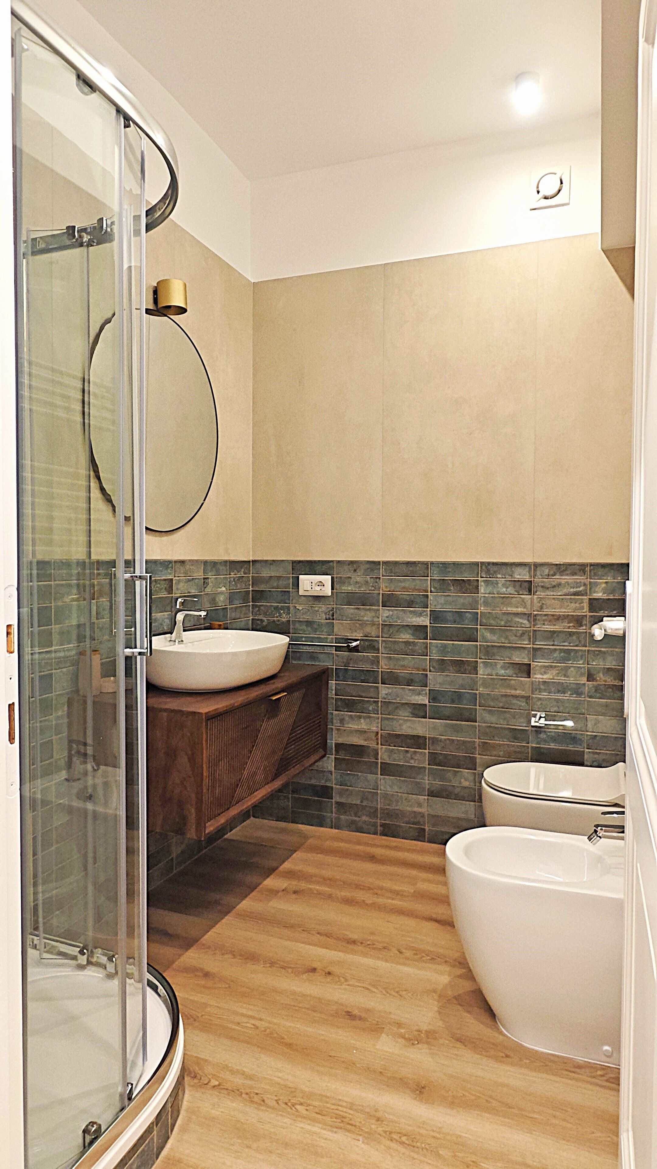 Une salle de bain avec une douche à parois de verre, un lavabo, des toilettes et une baignoire.