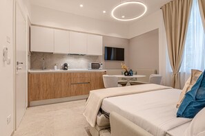 2 bedrooms, in-room safe, iron/ironing board, free WiFi