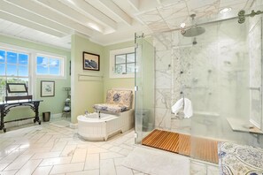 Regadera, secadora de cabello, bidet, toallas 