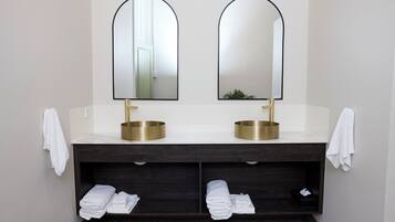 Standard Apartment, City View | Bathroom | Free toiletries, towels, shampoo