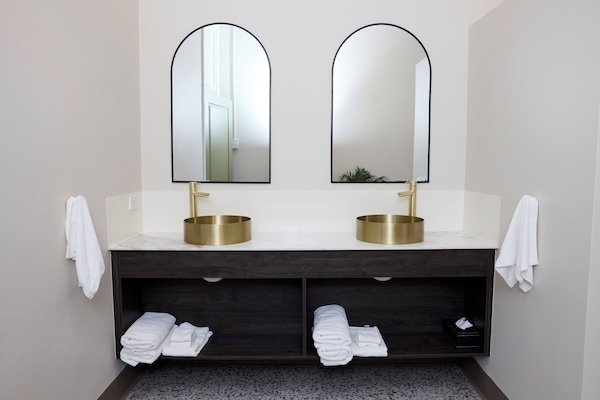 2 bed self-contained apartment | Bathroom | Free toiletries, towels, shampoo