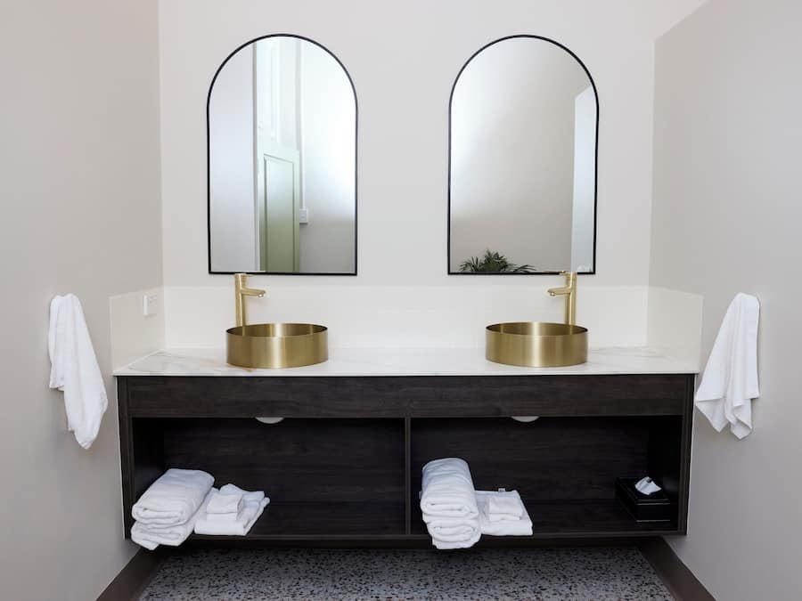 2 bed self-contained apartment | Bathroom | Free toiletries, towels, shampoo
