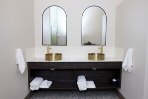 Appartement, 2 slaapkamers | Badkamer | Gratis toiletartikelen, handdoeken, shampoo