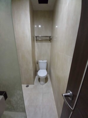 Standardzimmer | Badezimmer | Dusche, Handtücher