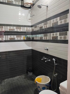Ducha, artículos de tocador gratuitos, toallas, jabón