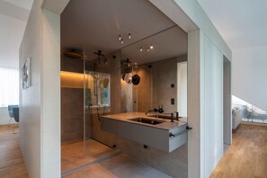 淋浴设施、吹风机、毛巾