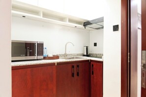 Full-size fridge, microwave, oven, stovetop