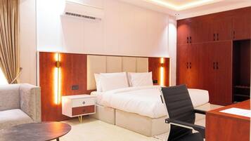 Classic-Studio, Stadtblick | Schreibtisch, laptopgeeigneter Arbeitsplatz, kostenloses WLAN