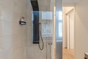 Douche, sĂšche-cheveux, bidet, serviettes fournies