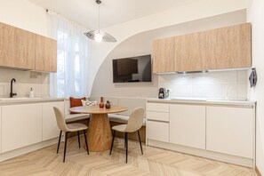 Fridge, microwave, stovetop, dishwasher