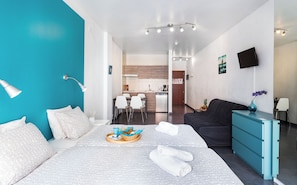 Apartment, Balkon, Blick auf den Innenhof | Bügeleisen/Bügelbrett, kostenloses WLAN