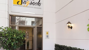 A hotel entrance with a sign reading "Villa Sagredo Apartamentos y Turismo Barcelona". - Villa Sagrada (Barcelona)