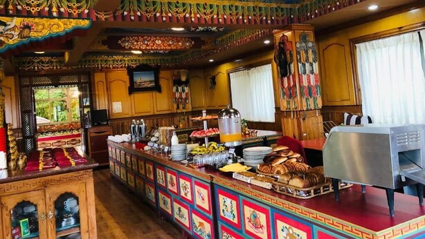Un espace buffet proposant une variété de plats et un coin café.