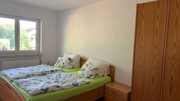 3 bedrooms, iron/ironing board, WiFi, bed sheets