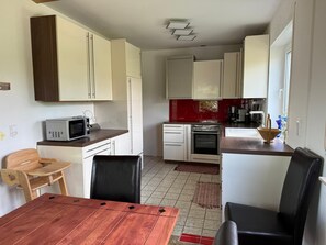 Fridge, microwave, oven, stovetop - Holiday Home 'Jo und Jo' with Private Terrace, Private Garden and Wi-Fi (Pfullendorf)