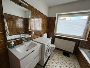 Shower, hair dryer, towels - Holiday Home 'Jo und Jo' with Private Terrace, Private Garden and Wi-Fi (Pfullendorf)