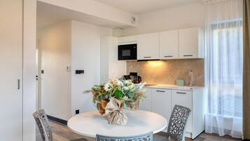 Appartement Terrasse vue plaine d'Alsace | Cocina privada | Frigorífico, microondas, placa de cocina y lavavajillas