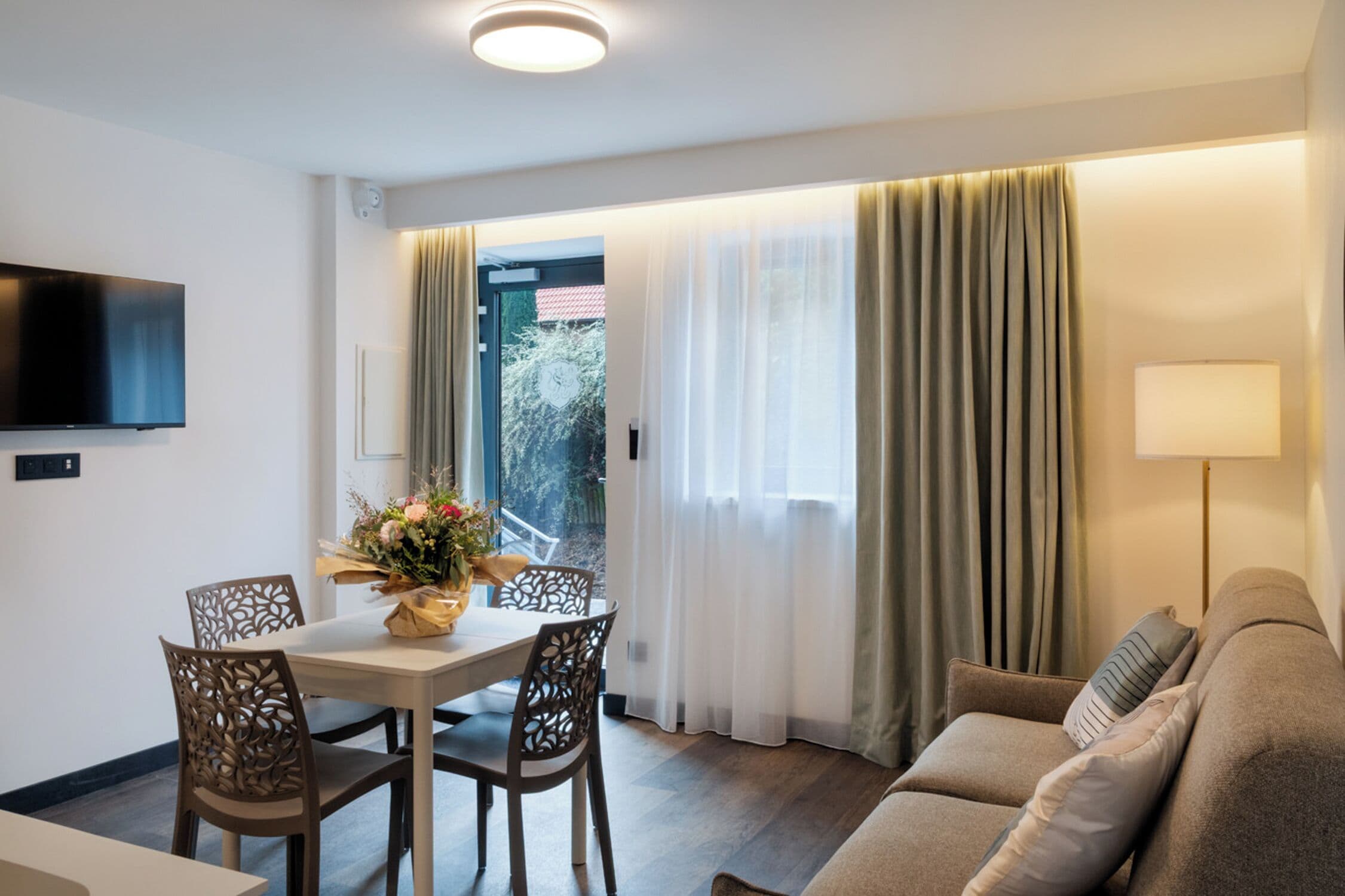 Appartement Balcon vue plaine d'Alsace | Zona de estar | Televisión LED de 43 pulgadas con canales digitales