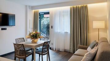 Appartement Balcon vue plaine d'Alsace | Zona de estar | Televisión LED de 43 pulgadas con canales digitales