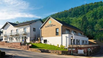 Vista frontal de la propiedad