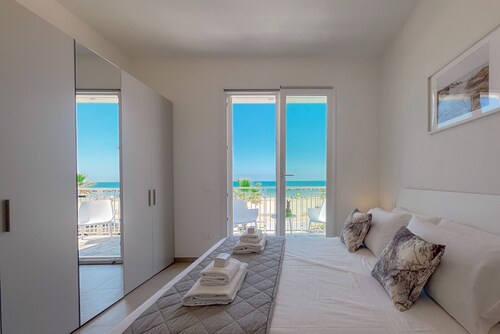 Beachfront Apt with Parking