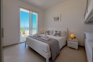 1 bedroom, WiFi - Beachfront Apt with Parking (Civitanova Marche)