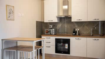 Mini-fridge, microwave, oven, stovetop