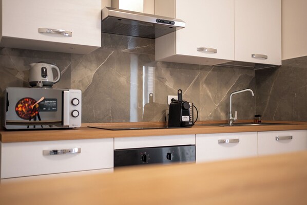 Mini-réfrigérateur, four à micro-ondes, un four, surface de cuisson
