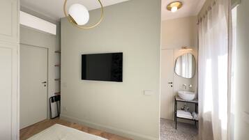 Caja de seguridad en la habitación y tabla de planchar con plancha