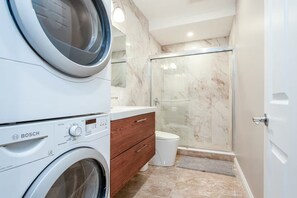 Shower, towels, soap, toilet paper - The Simple Escape (Kitchener)