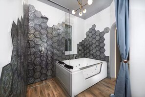 Douche, sèche-cheveux, serviettes fournies, savon