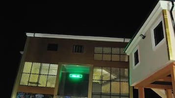Fassade der Unterkunft – Abend/Nacht