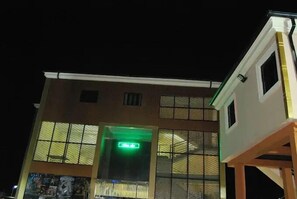 Bagian depan properti - sore/malam