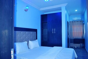 Junior szoba, erkély, kilátással a városra | Íróasztal, laptophoz jól használható munkafelület és sötétítőfüggöny