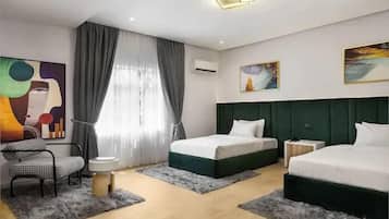 Habitación junior, balcón, vista a la ciudad | Escritorio, espacio para trabajar con laptop y cortinas blackout