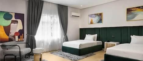 Kamar Junior, balkon, pemandangan kota | Meja kerja, ruang kerja ramah laptop, dan tirai kedap cahaya