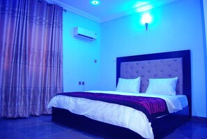 Junior szoba, erkély, kilátással a városra | Íróasztal, laptophoz jól használható munkafelület és sötétítőfüggöny