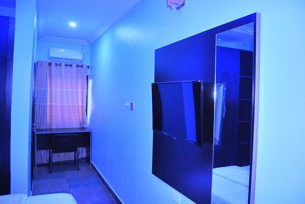 Junior Room, Balcony, City View | Meja, ruang kerja komputer riba, langsir/tirai gelap terus, kalis bunyi
