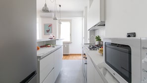 Apartemen (2 Bedrooms) | Dapur kecil pribadi | Microwave, oven, ketel listrik, dan kursi makan untuk bayi