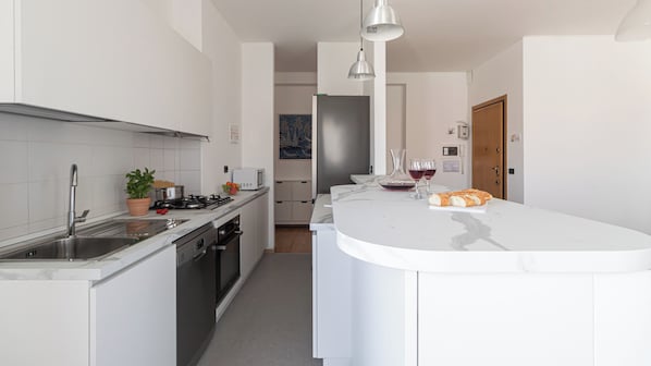 Apartemen (2 Bedrooms) | Dapur kecil pribadi | Microwave, oven, ketel listrik, dan kursi makan untuk bayi
