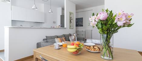 Apartment (2 Bedrooms) | Wohnbereich | 32-Zoll-Fernseher mit Kabelempfang