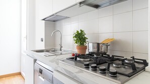 Apartemen (2 Bedrooms) | Dapur kecil pribadi | Microwave, oven, ketel listrik, dan kursi makan untuk bayi