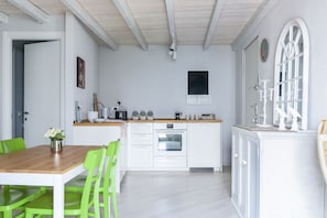 Apartment, Lake View | Private kitchen | Fridge, microwave, oven, stovetop - Madonnina Loft (Moltrasio)