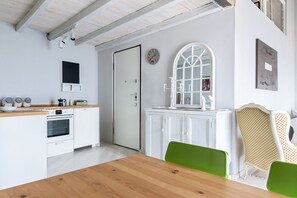 Apartment, Lake View | Premium bedding, down comforters, iron/ironing board, cribs/infant beds
